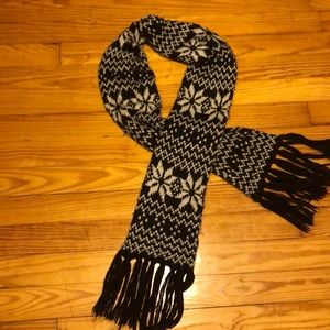 Black and white snowflake scarf